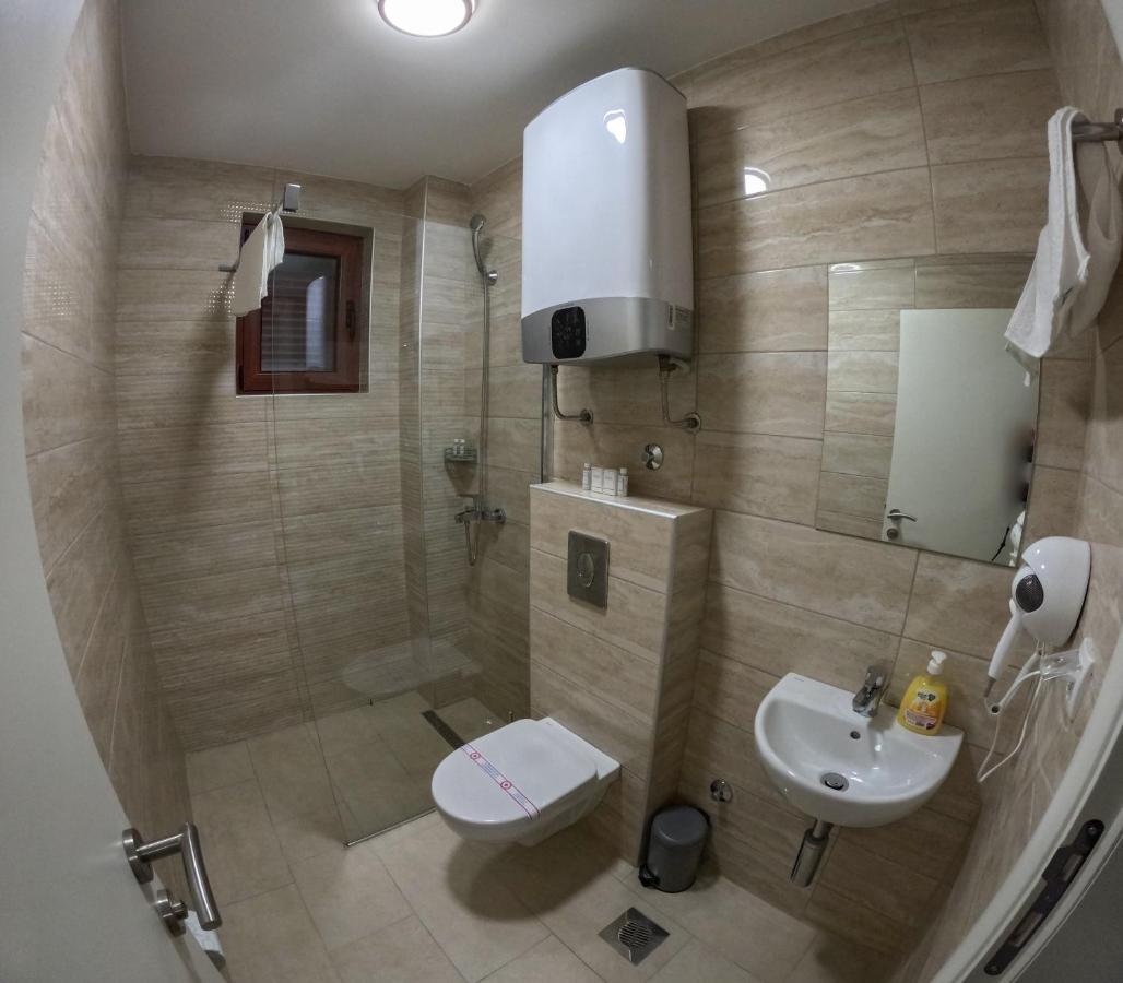 Mitrovici  Motel Zeta Lux מראה חיצוני תמונה