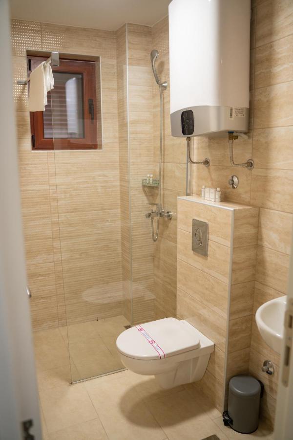 Mitrovici  Motel Zeta Lux מראה חיצוני תמונה