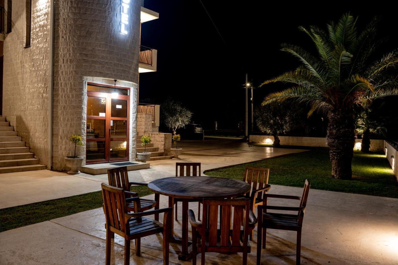 Mitrovici  Motel Zeta Lux מראה חיצוני תמונה