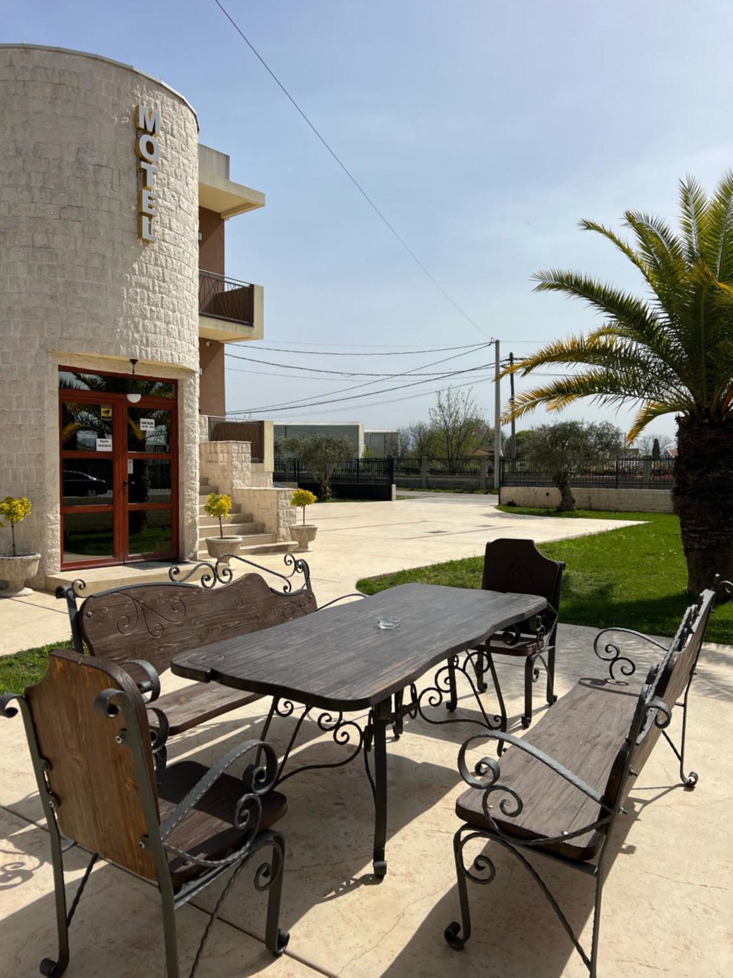 Mitrovici  Motel Zeta Lux מראה חיצוני תמונה