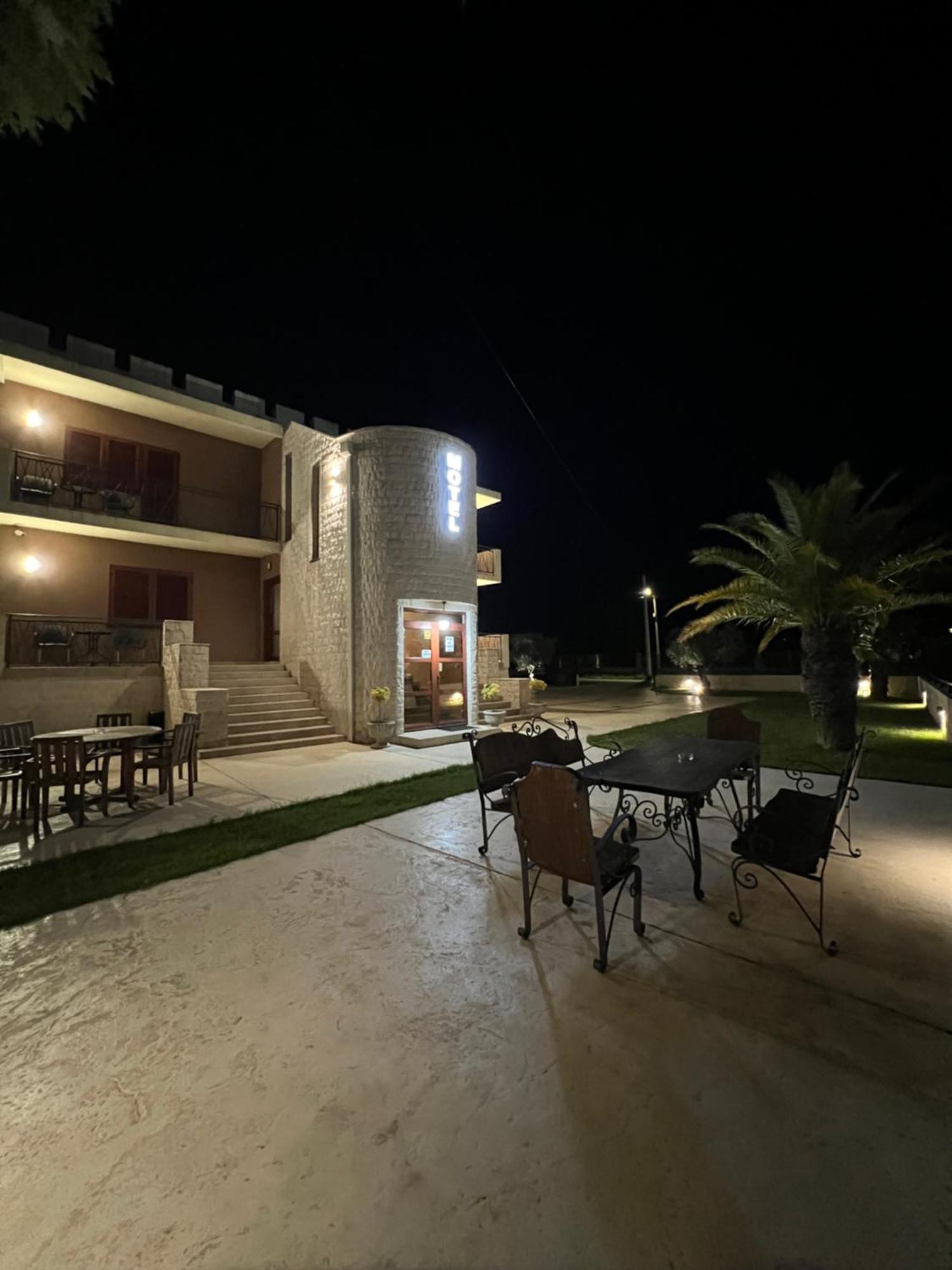 Mitrovici  Motel Zeta Lux מראה חיצוני תמונה