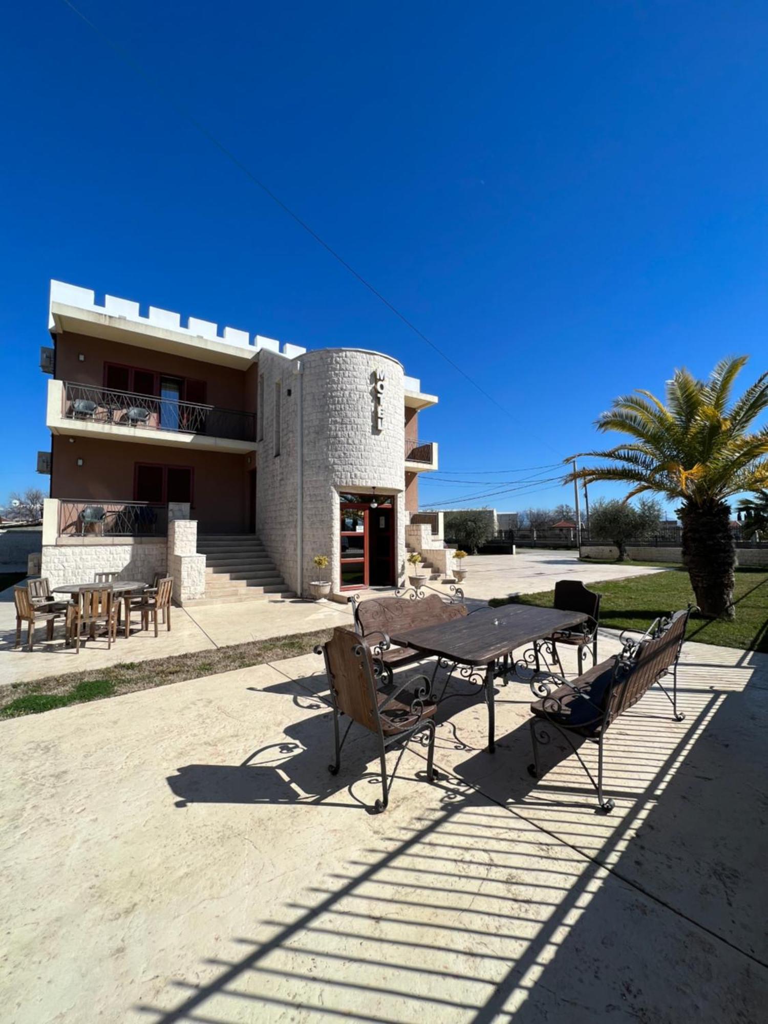 Mitrovici  Motel Zeta Lux מראה חיצוני תמונה