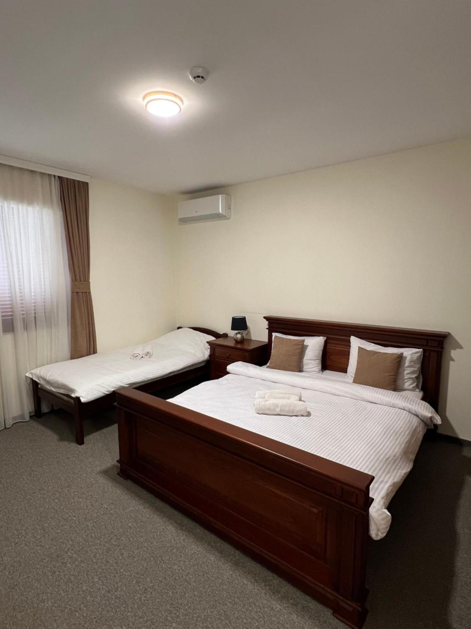 Mitrovici  Motel Zeta Lux מראה חיצוני תמונה